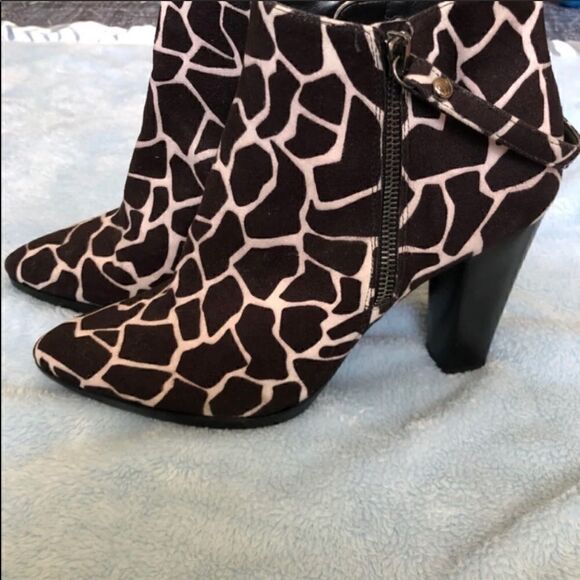 STUART Weitzman Giraffe Booties 7.5 - Picture 6 of 6